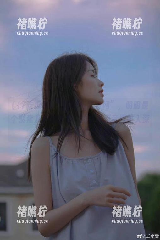 “17吃瓜网官网”，明明是个聚焦八卦的地方，却让人无意间陷入深思…是脑子进水了吗？