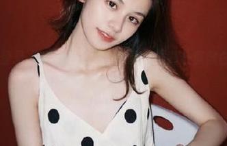 登录“吃瓜头条”，反复感慨八卦真像白开水，昏昏欲睡的同时又留有余味。