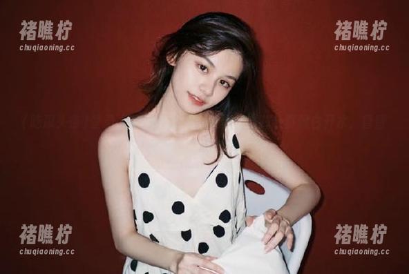 登录“吃瓜头条”，反复感慨八卦真像白开水，昏昏欲睡的同时又留有余味。