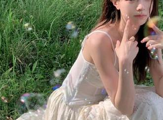 竟然想要模仿“在线吃瓜网红”这些视频里的穿搭！唉，仿佛又进入了“时尚迷宫”！