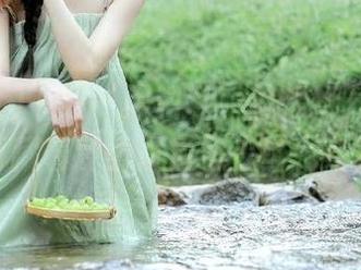 下载‘黑料社’就像打开一扇门，里面藏着观看背后多少鲜花与荆棘！