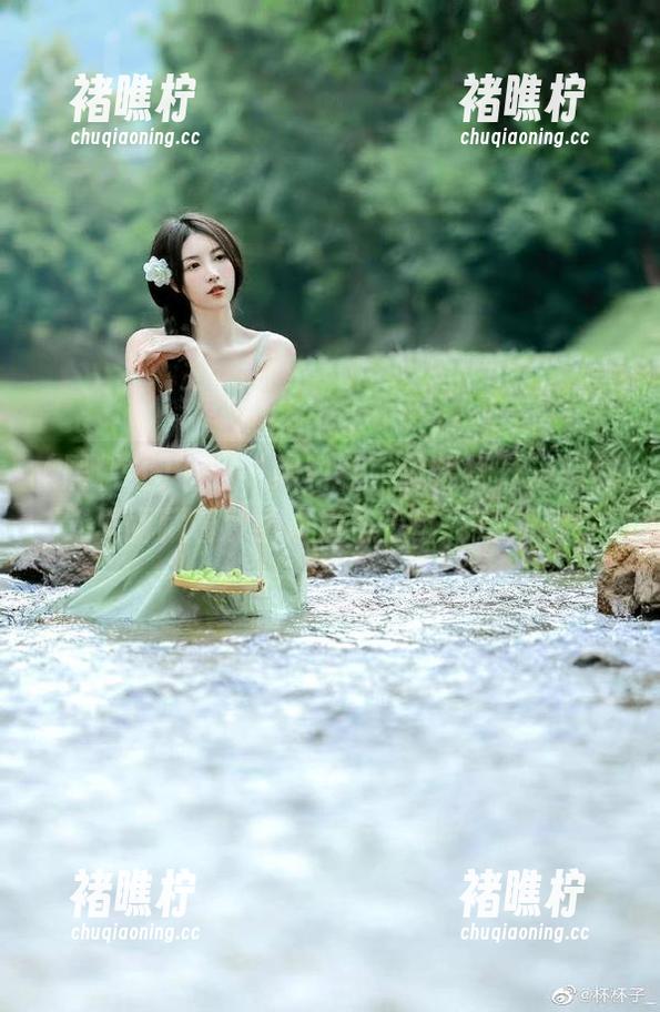 下载‘黑料社’就像打开一扇门，里面藏着观看背后多少鲜花与荆棘！