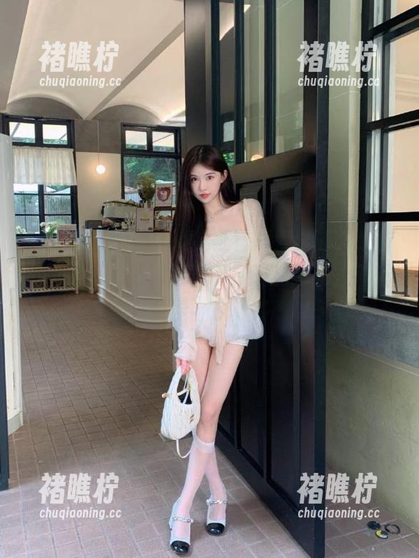在黑料社区官网入口前，我仿佛像是每次去大树下看影子的小孩，渴望那“免费”的真实感。
